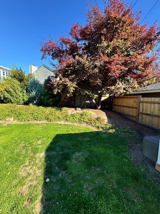 Building Photo - 3 Bedroom 1.5 baths! Walker & Cedar Hills ...