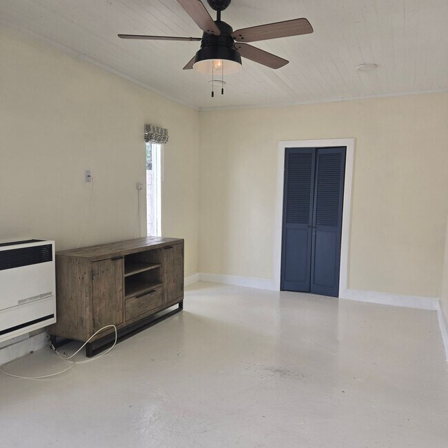 Building Photo - 4 Bedroom House