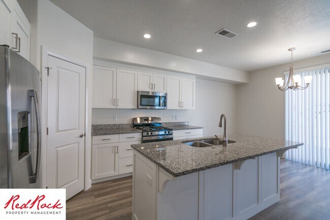 Building Photo - Modern Townhome in Desirable Hurricane Hei...