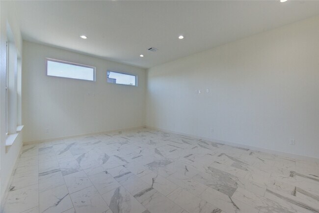 Building Photo - 2928 El Fenice Ln