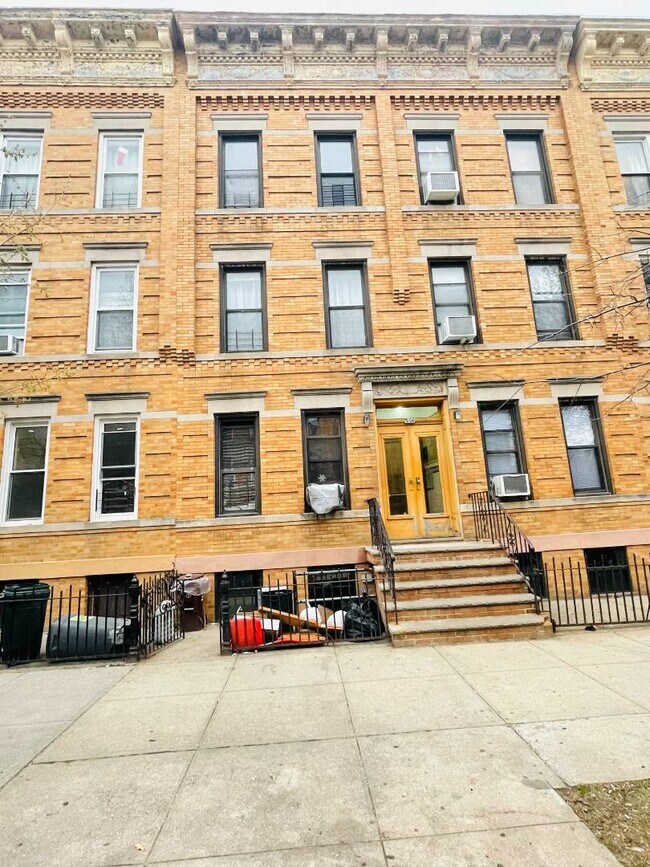 Building Photo - 71-06 65th Pl