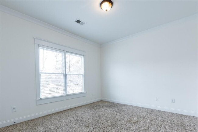 Building Photo - 2288 Oakview Rd NE