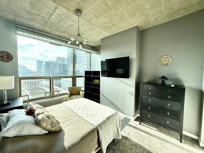 Building Photo - 125 E 13th St