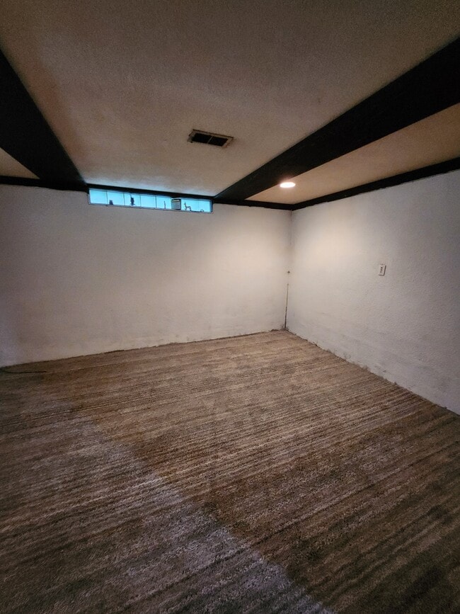 Building Photo - 2116 W Kettelle St
