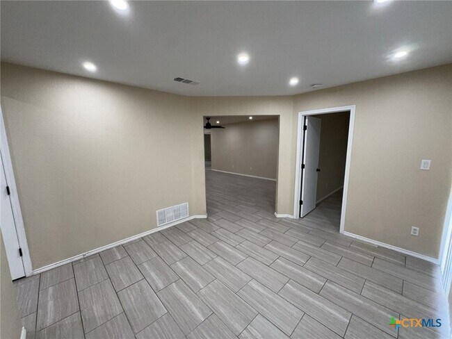 Building Photo - 2611 Littlewood Dr