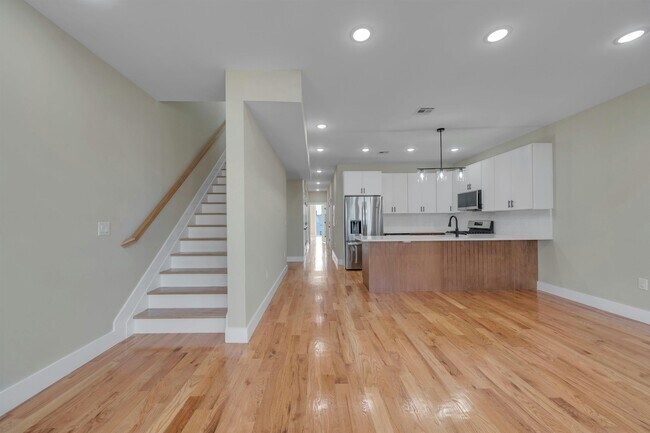 Building Photo - 275 Pearsall Ave