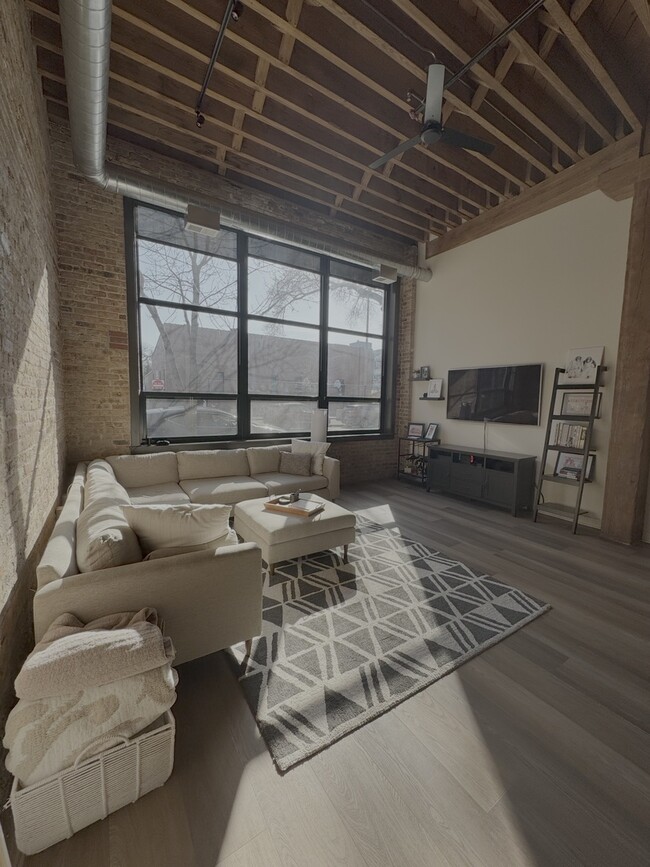 Building Photo - 818 N Wolcott Ave