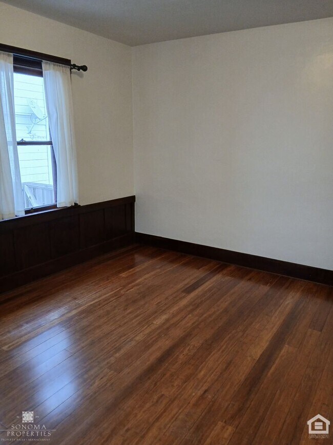 Building Photo - 1 Bedroom, 1 Bathroom Charming Craftsman i...