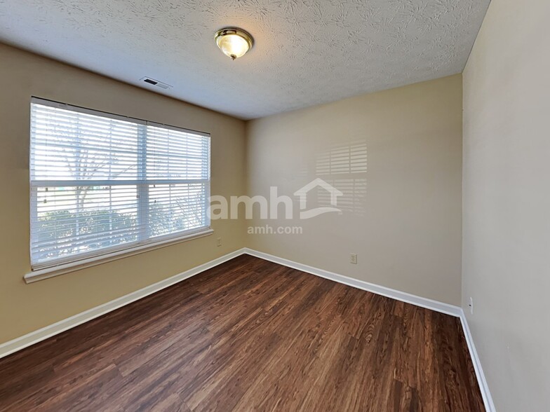 Building Photo - 981 Foxtail Dr