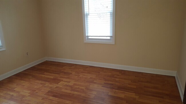 Building Photo - 113 Benton St