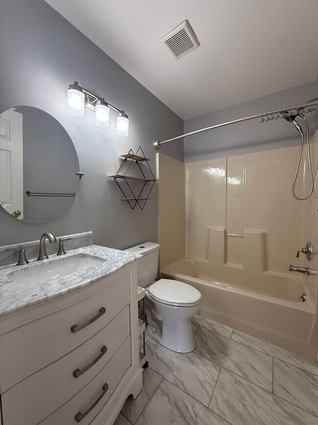 Building Photo - 3 bedroom 2.5 bathroom townhome for rent