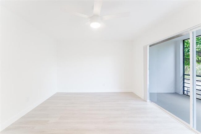 Building Photo - 400 Waterway Dr S