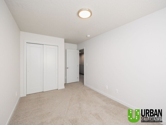 Building Photo - Woodlawn Duplex