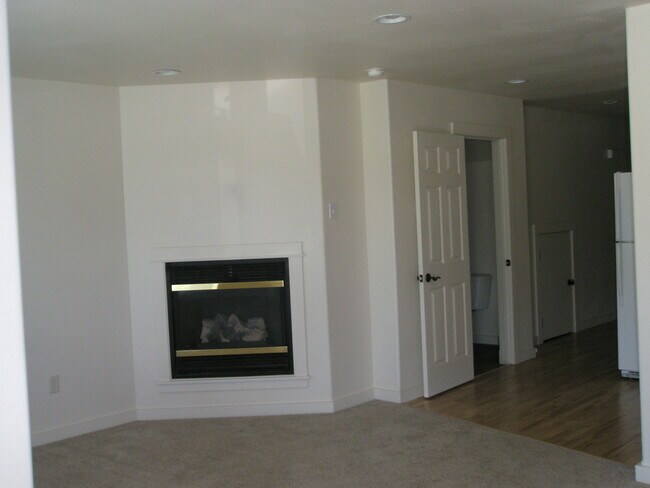 Building Photo - 3 Bedroom, 2.5 Bathroom Townhouse with Fireplace