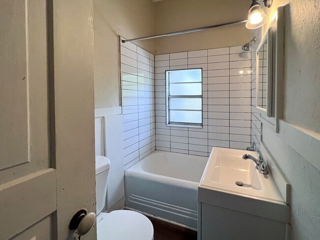 Building Photo - 1BR/1BA UPDATED Apartment in Duck Pond Are...