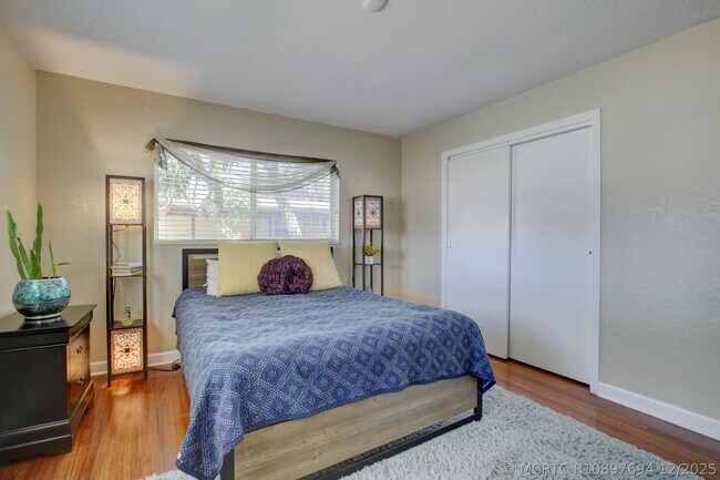 Building Photo - 808 SE 13th Ct