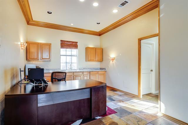 Building Photo - 9812 Canyon Crest Cir