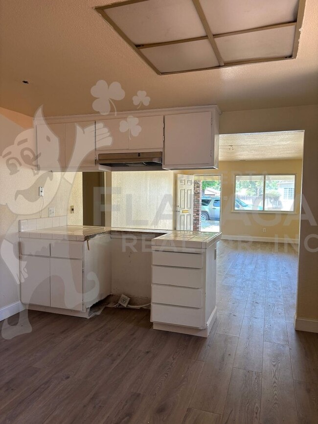 Building Photo - 2 Bedroom/ 1 bathroom home.