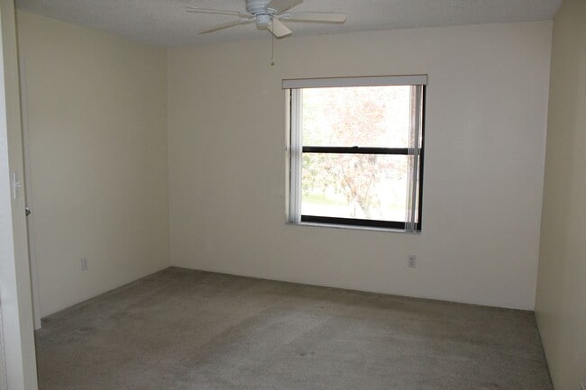 Building Photo - 2 bedroom/2 bath Condo!