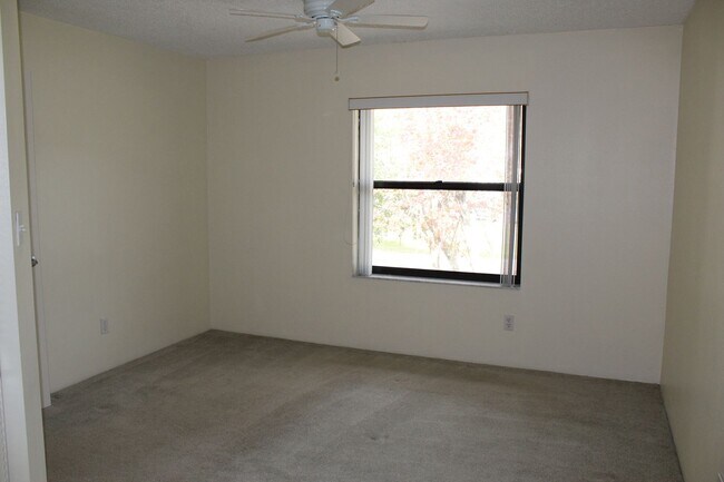 Building Photo - Up Coming - 2 bedroom/2 bath Condo!