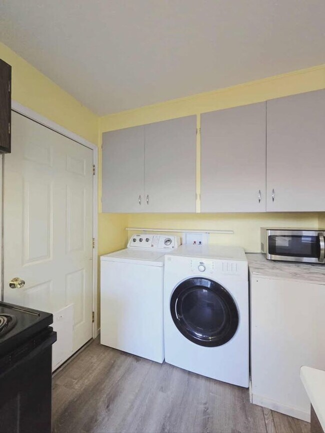 Building Photo - 1261/1263 Montana St.