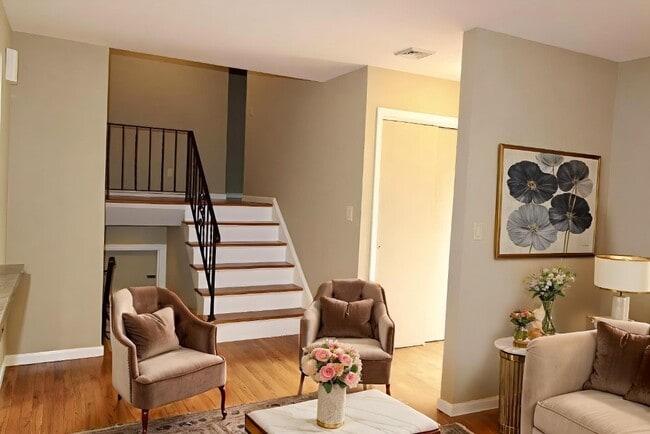 Primary Photo - 4 Bedroom 3 Bath Well Kept House in West H...