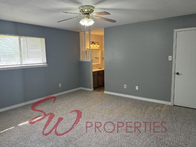 Building Photo - Charming 3 bedroom 2 bath on 2 acres within city limits!