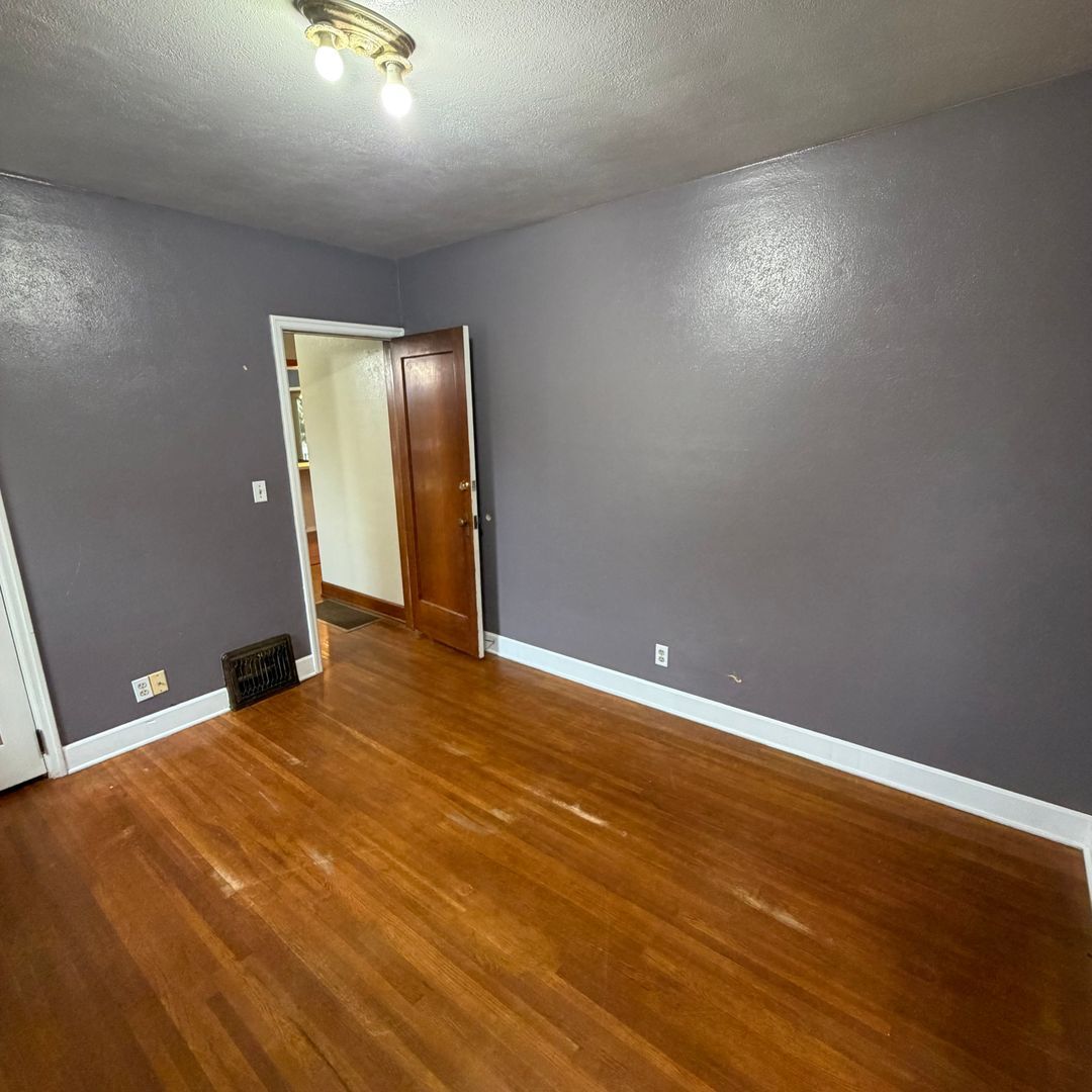 Main floor guest bedroom - 10002 N Whitworth Dr