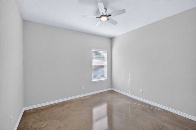 Building Photo - 412 W Avenue C