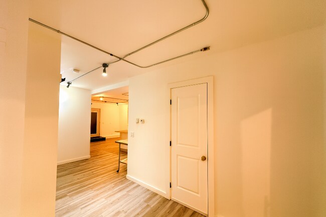 Building Photo - 592 Silva Ave