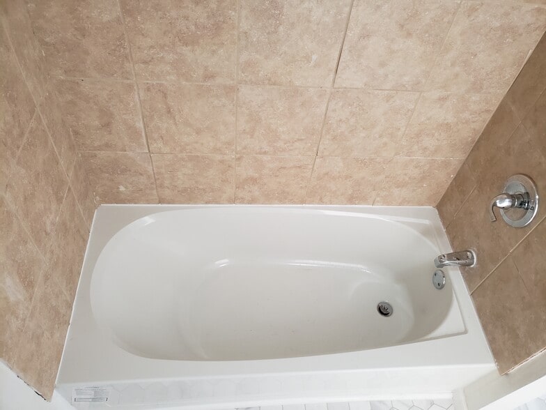 Building Photo - 631 E Monroe St