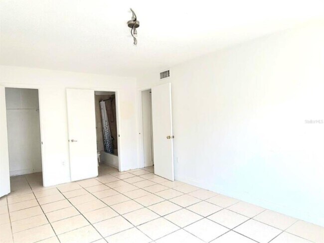 Building Photo - 496 Banyon Tree Cir
