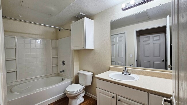 Building Photo - 2 Bed and 2 full Bathrooms Condo for Rent