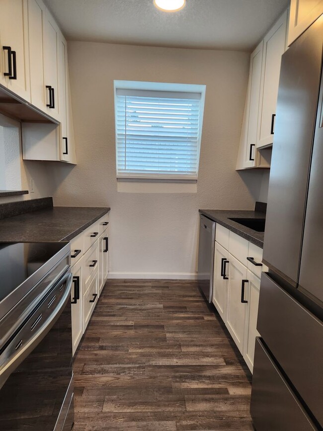 Building Photo - Completely remodeled! Fresh unit!