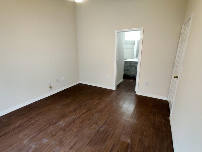 Building Photo - 858 Grand Regency Pointe