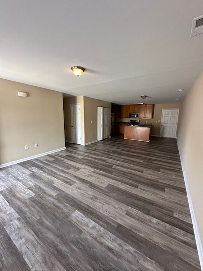 Building Photo - 3 Bedroom 2 Bathroom Duplex