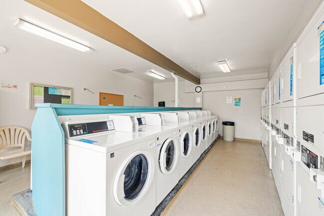 Building Photo - 3050 Rue D’Orleans