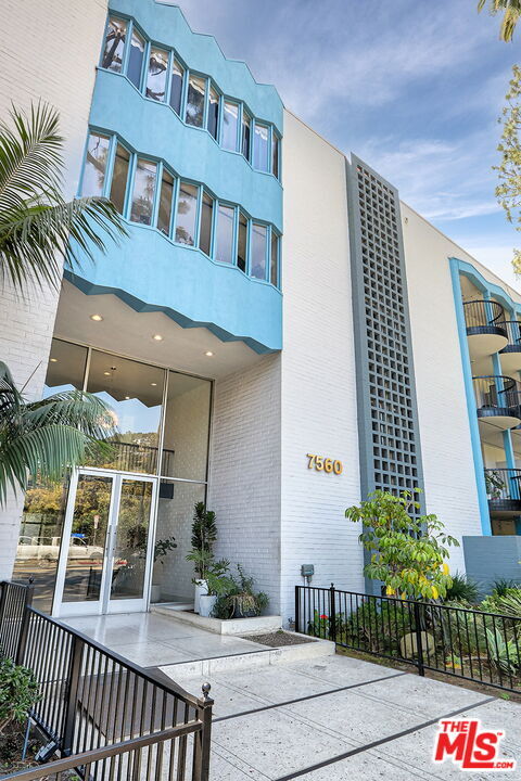 Building Photo - 7560 Hollywood Blvd