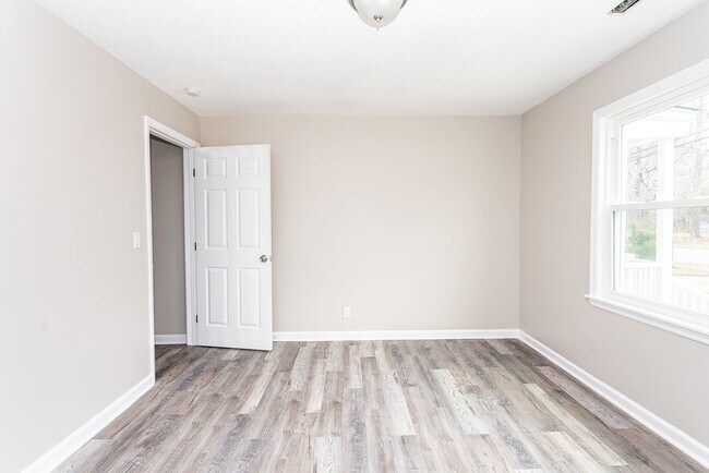 Building Photo - Welcome to this beautiful newly renovated 3-bedroom brick ranch!