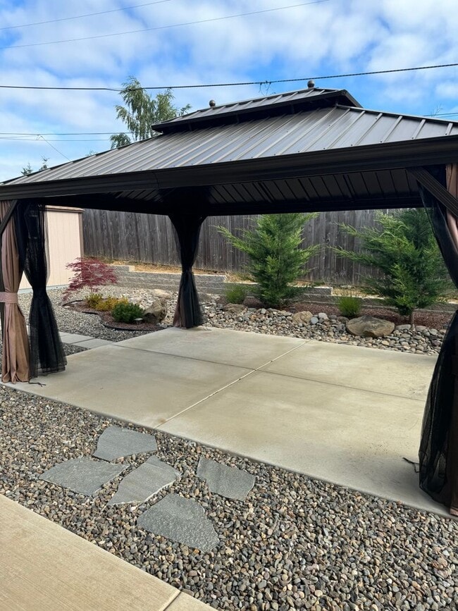 Building Photo - Newer Sutherlin 3 Bedroom 2 bath home
