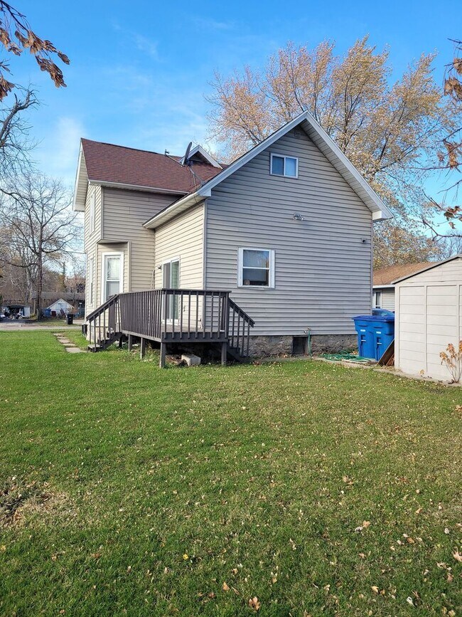 Building Photo - 622 Grand St