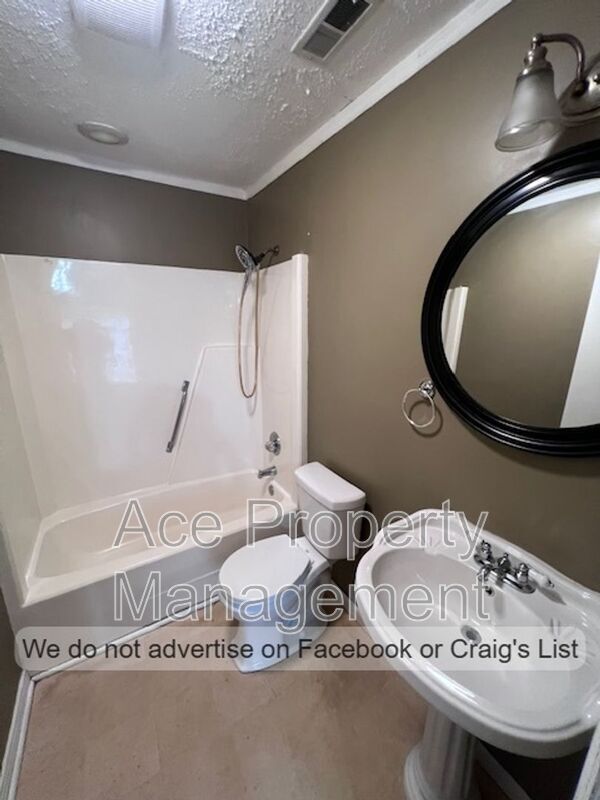 Building Photo - 1543 Bingham Dr