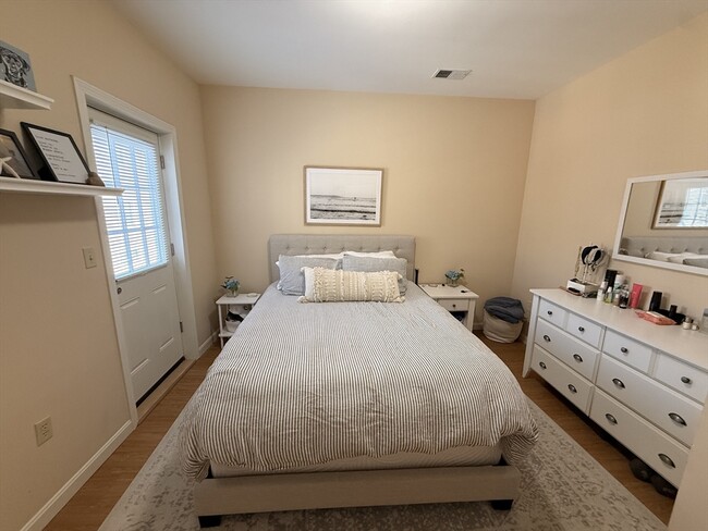 Building Photo - 506 E 8th St