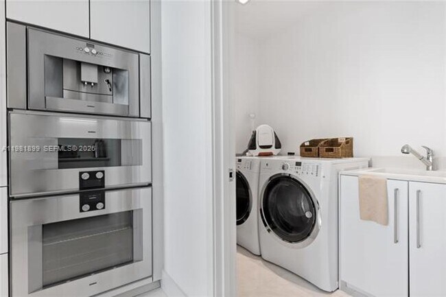 Building Photo - 16901 Collins Ave