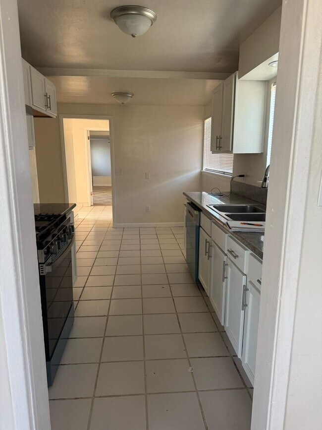 Building Photo - NE 4 bedroom home by Bakersfield College