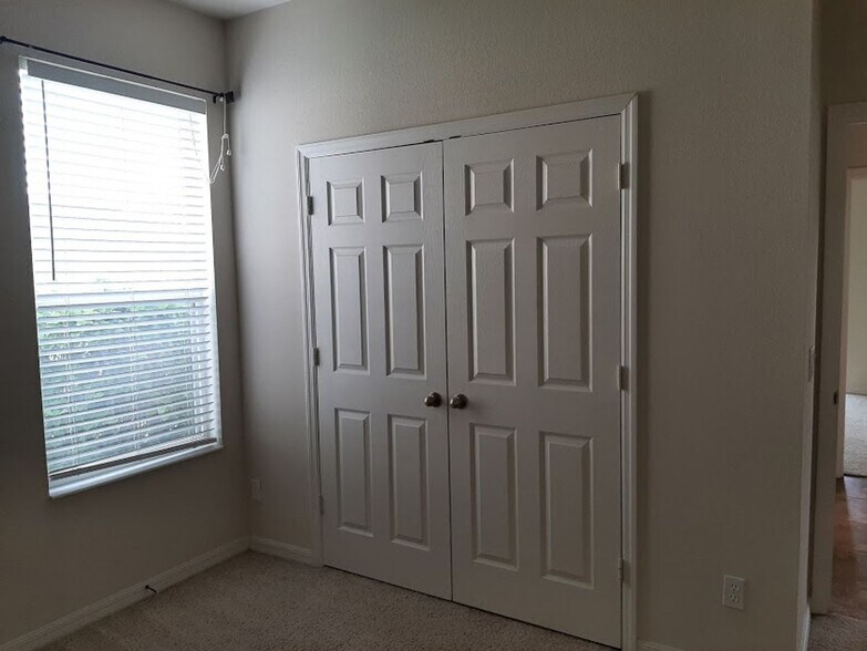 Building Photo - Coming OCT  ! 2 Story 5/  3.5  home in gated community
