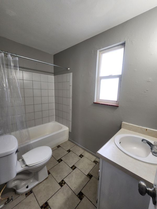 Building Photo - 1056 Dayton St