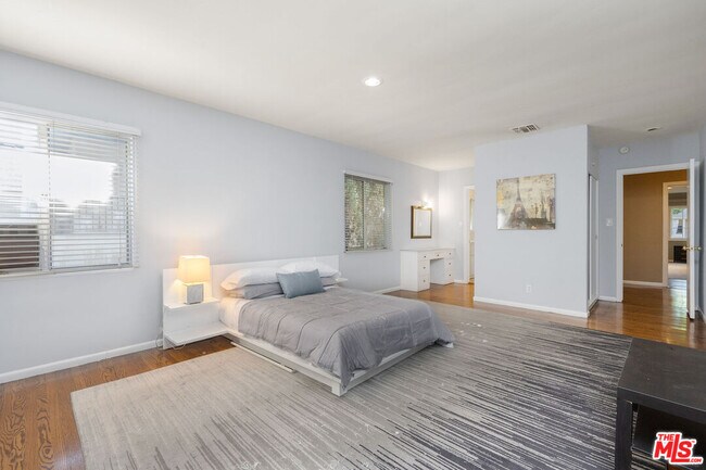 Building Photo - 723 Sierra Dr