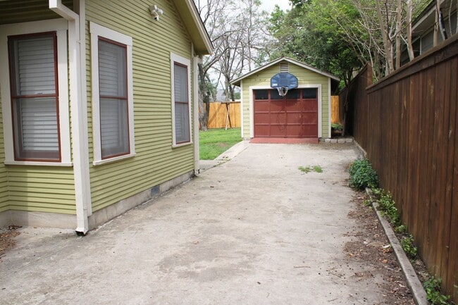 Building Photo - QUINTESSENTIAL ALAMO HEIGHTS COTTAGE