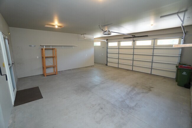 Building Photo - 407 W Pavilion Ln